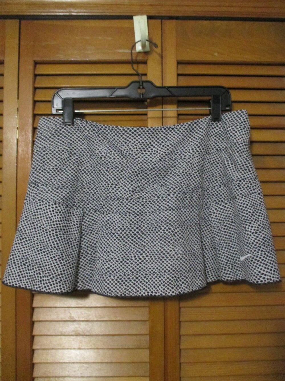 Nike women's skort Dri Fit, pull on black & white like new size L